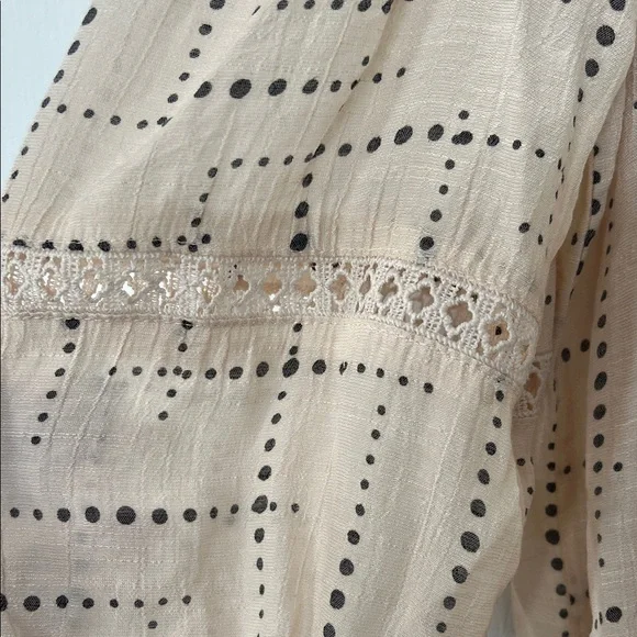 Elegant Beige Patterned Blouse - Picture 4 of 6